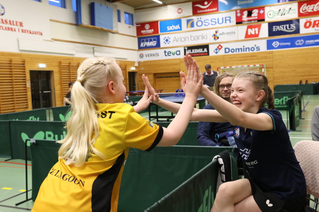 Vinkonurnar Anna Karen og Agnes
Lovísa. Mynd: Magnús Orri