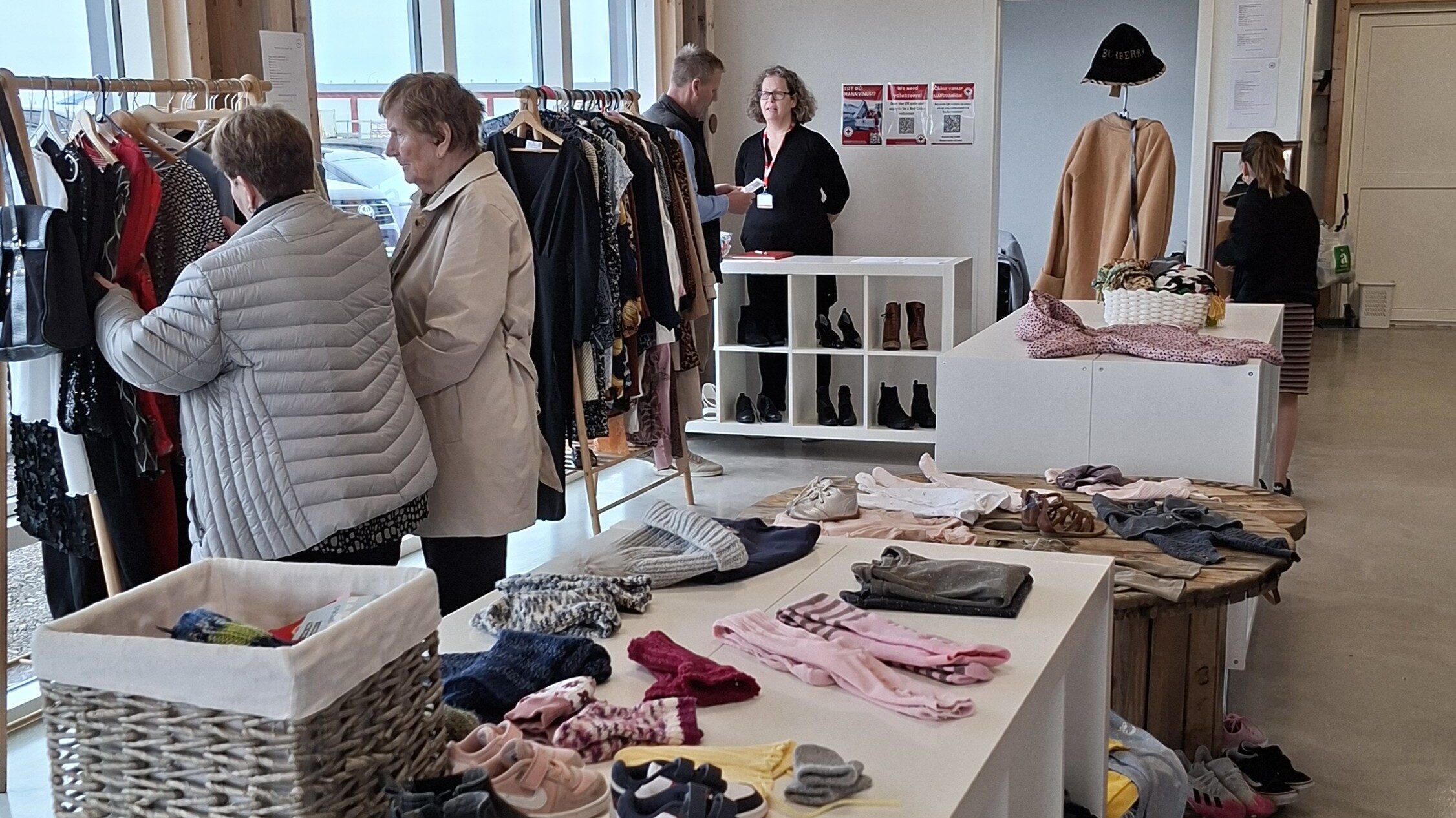 Stefanía og Eyrún stóðu vaktina fyrsta daginn