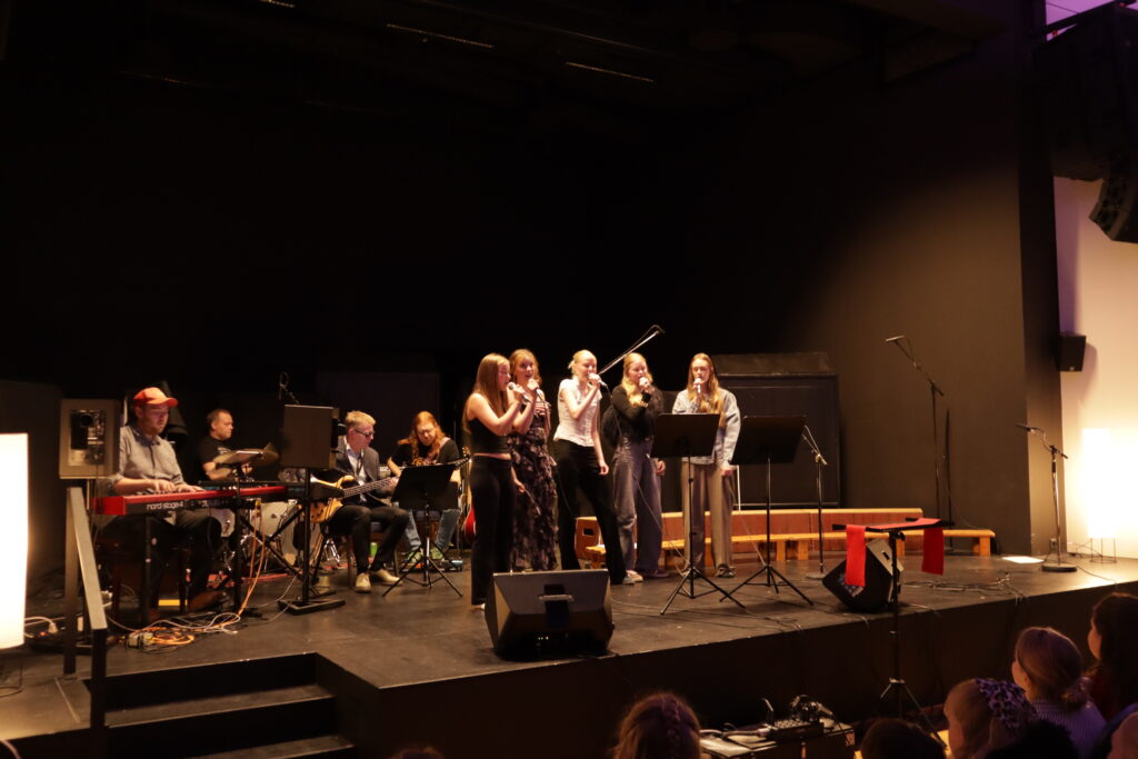Frá vinstri: Sara Dögg Helgadóttir, Katla Eldey Þorgrímsdóttir, Bryndís Björk Hólmarsdóttir, Laufey Ósk Ásgeirsdóttir og Björg Sveinsdóttir sungu Reyndu aftur ásamt hljómsveit Tónskólans