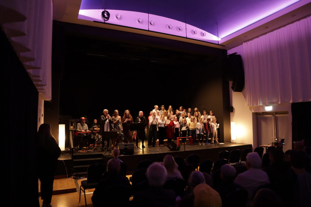 Frá vinstri: Kristín Guðrún Gestsdóttir, Hildur Ósk Christensen, Guðrún Stefanía Vopnfjörð Ingólfsdóttir, Birna Jódís Magnúsdóttir, Selma Ýr Ívarsdóttir og barnakór nemenda úr 3.-10.bekk sungu Gleðibankann