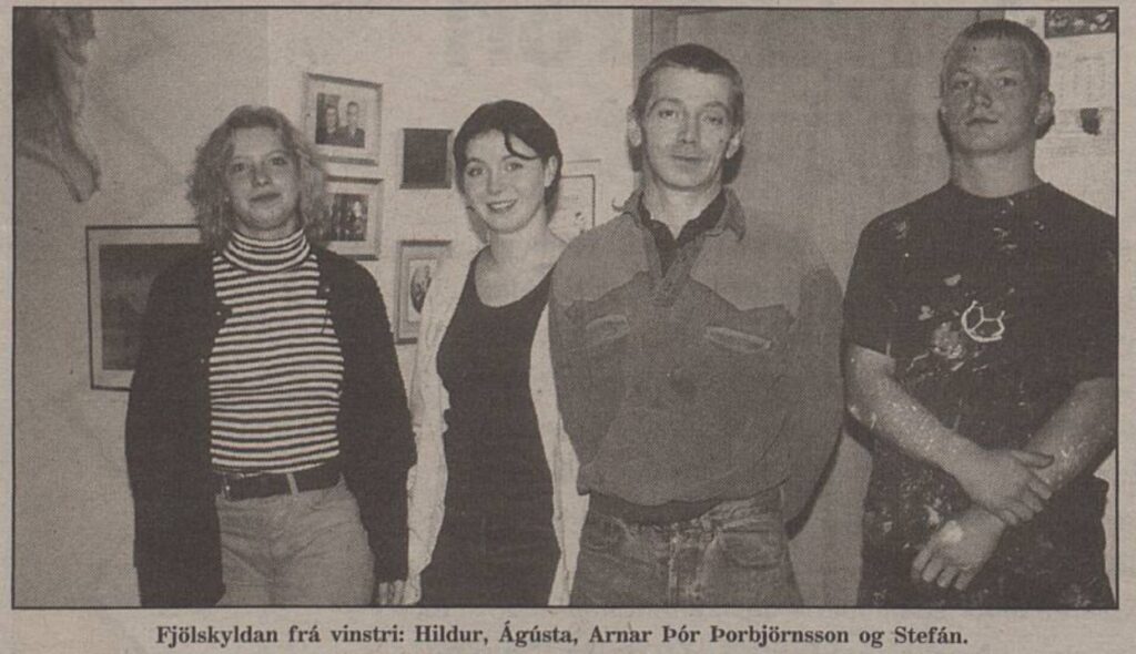 Mynd og grein á fyrri síðu birtust í Morgunblaðinu þann 19. ágúst 1994. Hér má sjá Ágústu 
ásamt tveimur systkinum og pabba. Frá vinstri: Hildur, Ágústa, Öddi og Stefán